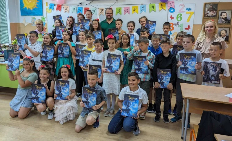 Никола Райков на среща с ученици, които държат неговите книги